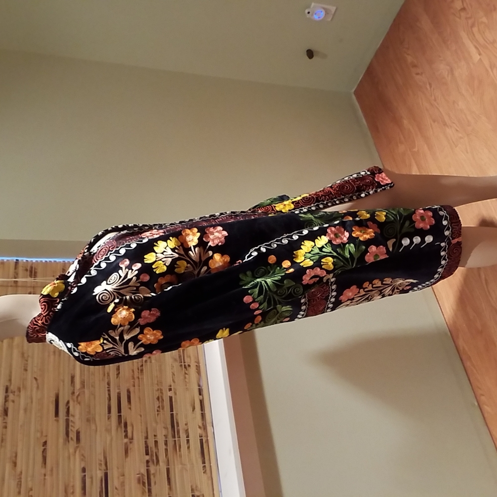 Black Velvet Embroidered With Colorful Flowers Coat Size M - Picture 4 of 6